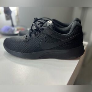 Black nike tanjun sneakers
